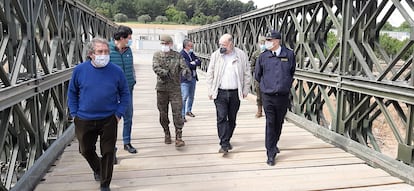 El alcalde de Montblanc (izquierda) este domingo en el puente.