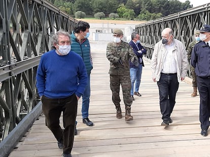 El alcalde de Montblanc (izquierda) este domingo en el puente.