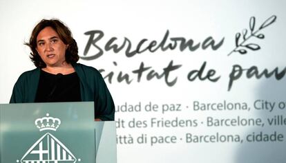 Colau, durant l'acte d'homenatge a les víctimes dels atemptats.