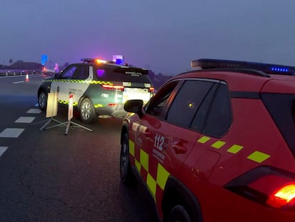 El dispositivo de emergencias y la Guardia Civil en el lugar del accidente.