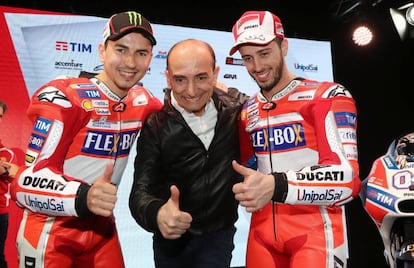 Claudio Domenicali posa junto a Jorge Lorenzo y Andrea Dovizioso.