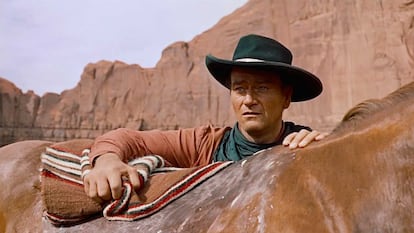 John Wayne, en un fotograma de la película 'Centauros del desierto'.
