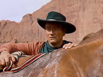 John Wayne, en un fotograma de la película 'Centauros del desierto'.