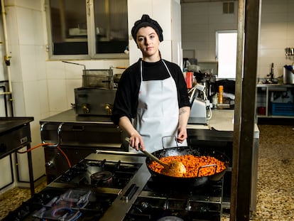 Andrea Mikloshi en el comedor social de Alucinos en el barrio madrileño de San Fermín.