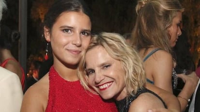 Eugenia Martínez de Irujo y su hija, Cayetana Rivera, en su fiesta de puesta de largo.