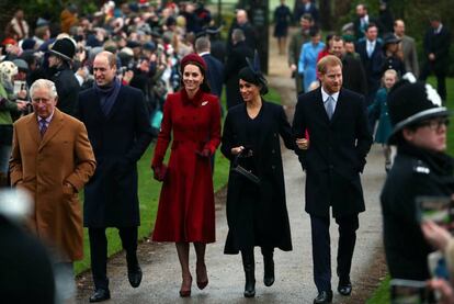 El príncipe Carlos (izquierda) con sus hijos Guillermo y Enrique y sus nueras Kate y Meghan en la misa de Navidad de Sandringham, en 2018. 
 