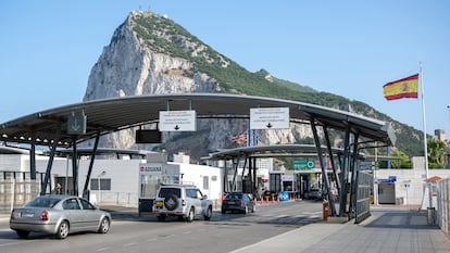 Paso de vehículos en la Aduana entre España y Gibraltar, el pasado 11 de junio.