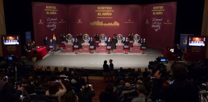 El primer premio del sorteo extraordinario de la lotería de 'El Niño', celebrado en el Centro de Congresos y Exposiciones Lienzo Norte de Ávila.