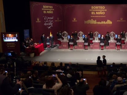 El primer premio del sorteo extraordinario de la lotería de 'El Niño', celebrado en el Centro de Congresos y Exposiciones Lienzo Norte de Ávila.