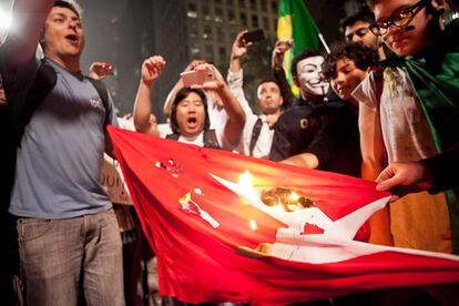 No dia 20 de junho, manifestantes queimam bandeira do PT na avenida Paulista. Para muitos, o gesto marcou a chegada da direita às ruas, tomando o lugar da esquerda que apoiava o MPL inicialmente. Os ecos desse simbolismo foram ouvidos nas manifestações antiPT em 2015.