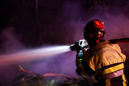 Un bombero apaga uno de los focos del incendio forestal en Saint-Laurent-de-la-Cabrerisse, Francia.
