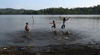 Niños juegan en el lago Jucutuma, que se secó durante octubre pero ha vuelto a la vida después del paso del huracán Eta, en San Pedro Sula, Honduras.