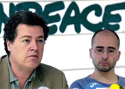 El director ejecutivo de Greenpeace España, Juan López de Uralde (izquierda), y el responsable de Oceános de la organización, Sebastián Losada, en la presentación del informe.