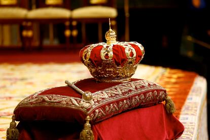 Detalle de la corona, durante la ceremonia de proclamación de Felipe VI en el Congreso de los Diputados.