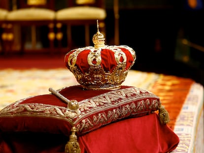 Detalle de la corona, durante la ceremonia de proclamación de Felipe VI en el Congreso de los Diputados.