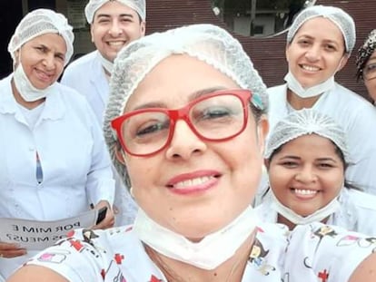 A enfermeira Carla Mileni Siqueira dos Santos (de óculos vermelho), 49, com parte de sua equipe, em uma foto de arquivo.