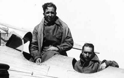 Los pilotos Francisco Iglesias Brage (a la derecha) e Ignacio Jiménez Martín a su llegada a Salvador de Bahía (Brasil).
