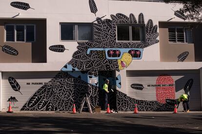 La atmósfera bohemia y variopinta que se respira en Marrickville, al oeste de la ciudad australiana, le ha valido el reconocimiento entre los 10 barrios más 'cool' del mundo. Un "auténtico crisol de tendencias", asegura la publicación, que se traduce en un enorme catálogo de ofertas culturales y de ocio. Desde restaurantes con platos originarios de cualquier continente hasta el mejor café de Australia, mil y una variedades de cervezas artesanales y, sobre todo, una vibrante escena artística, con festivales de cultura alternativa y de música (cancelados este 2020 por culpa de la covid-19). En la foto, uno de los grafitis realizados durante el <a href="https://www.innerwest.nsw.gov.au/live/living-arts/arts-and-cultural-programs/perfect-match" target="_blank">Perfect Match</a>, una iniciativa municipal que cada año anima a los vecinos a dejar decorar sus fachadas con las útimas creaciones de artistas callejeros.