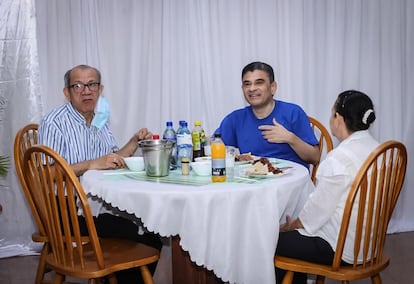 Monseñor Rolando Álvarez junto a sus hermanos Vilma y Manuel Álvarez.