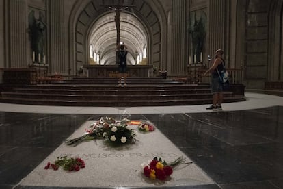 Flores sobre la tumba del dictador Francisco Franco.