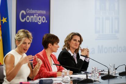 Yolanda Díaz, Isabel Rodríguez y Teresa Ribera ofrecen la rueda de prensa posterior al Consejo de Ministros, este martes.