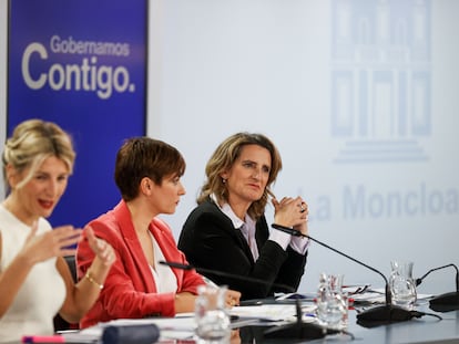 Yolanda Díaz, Isabel Rodríguez y Teresa Ribera ofrecen la rueda de prensa posterior al Consejo de Ministros, este martes.