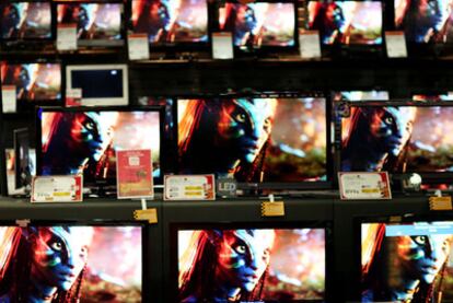Un fotograma de la película <i>Avatar</i> en varios televisores 3D.