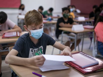 Alumnes de primer d'ESO de l'institut Joanot Martorell d'Esplugues de Llobregat en el primer dia de classes, aquests dilluns.