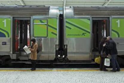 Viajeros aguardan la salida de un tren en la estacin de trenes de Santa Apolonia en Lisboa (Portugal). EFE/Archivo