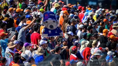 Seguidores de Checo Pérez muestran la imagen de un meme en honor al mexicano, en el Gran Premio de Austin.