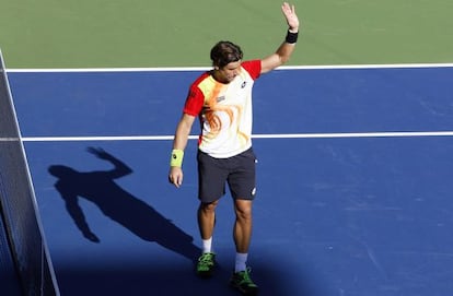 David Ferrer saluda tras vencer a Tommy Robredo en Cincinnati.