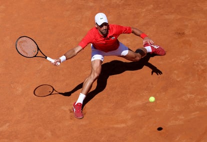 Novak Djokovic durante su partido contra Alejandro Tabilo en el Masters de Roma.