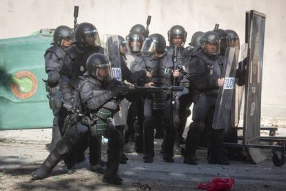 La policía carga con bolas de goma contra los manifestantes durante los enfrentamientos.