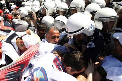 Manifestantes y policías se enfrentan en las calles de Ankara.