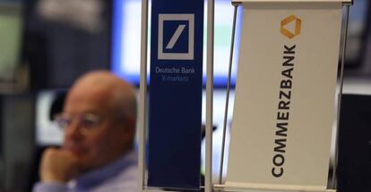 Banderolas de Deutsche Bank y Commerzbank en la Bolsa de Fr&aacute;ncfort.