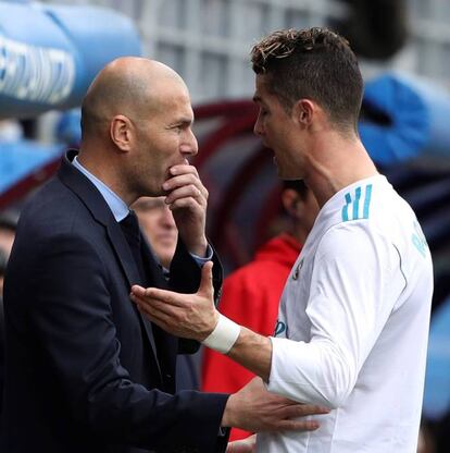 El entrenador del Real Madrid, Zinedine Zidane da indicaciones a Cristiano Ronaldo.