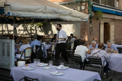 Mesas de un restaurante de Barcelona, limitadas a seis comensales.