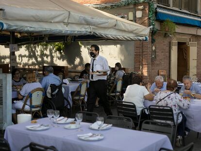 Mesas de un restaurante de Barcelona, limitadas a seis comensales.