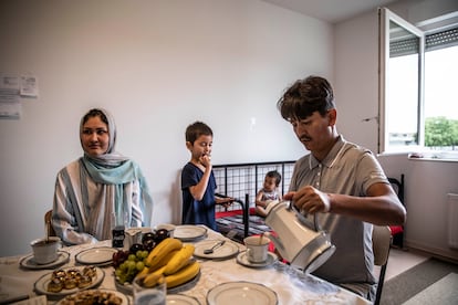 La familia Yussefi, en el comedor/dormitorio de su habitculo en Frankenthal.