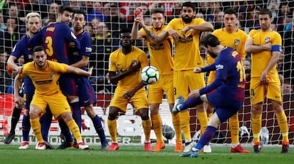 Lionel Messi marca el primer gol del partido.