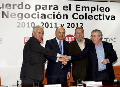 De izquierda a derecha, los presidentes de las patronales CEPYME y CEOE, Jesús Bárcenas y Gerardo Díaz Ferrán, y los secretarios generales de UGT y CC OO, Cándido Méndez e Ignacio Fernández Toxo