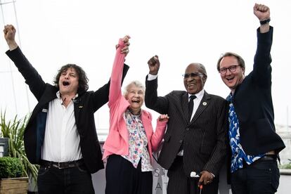 El director Nicolás Champeaux (dcha), el activista sudafricano Andrew Mlangeni (2º dcha) y el productor William Jehannin (izq) posan para los fotógrafos durante la presentación de la película "El Estado contra Mandela" en Cannes, el 14 de mayo de 2018. 