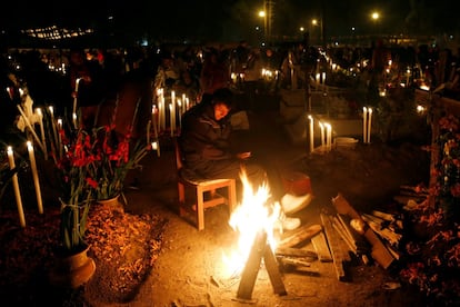 Ambiente noturno durante a celebração do Dia dos Mortos no cemitério de Metepec, na Cidade do México, em 2 de novembro de 2016.