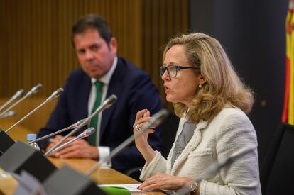 La vicepresidenta tercera de Asuntos Económicos, Nadia Calviño, pronuncia un discurso junto al presidente de la patronal de las pymes (Cepyme), Gerardo Cuerva, durante la clausura de la asamblea de Cepyme este miércoles en Madrid.