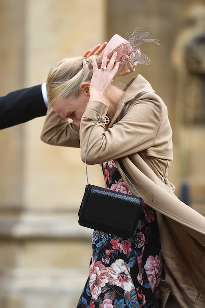 A pesar de la predicción de buen tiempo, el viento fue el gran enemigo de los invitados al enlace de Eugenia de York y Jack Brooksbank.