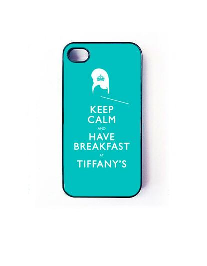 A la novela de Truman Capote Desayuno con Diamantes (1958) se le han dedicado cientos de objetos. Lo último: las fundas para Iphone con el lema 'Manten la calma y desayuna en Tiffany's'. La puedes encontrar en Etsy. (12,20 euros).