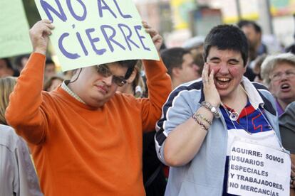 Protesta de trabajadores, usuarios y familiares de los afectados por el cierre del Magerit.