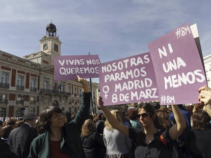 Carteles con motivo del Día Internacional de la Mujer en la Puerta del Sol, este miércoles a mediodía.