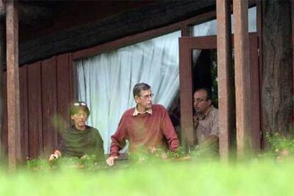 Julen Madariaga, bajo arresto domiciliario, en el balcón de su casa de Saint-Pée-sur-Nivelle (Francia), con su mujer.