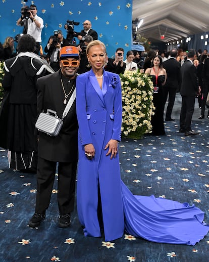 El director de cine Spike Lee, con su característica gorra y un curioso bolso-maleta de Rimowa, posa junto a su mujer, Tonya Lewis Lee.